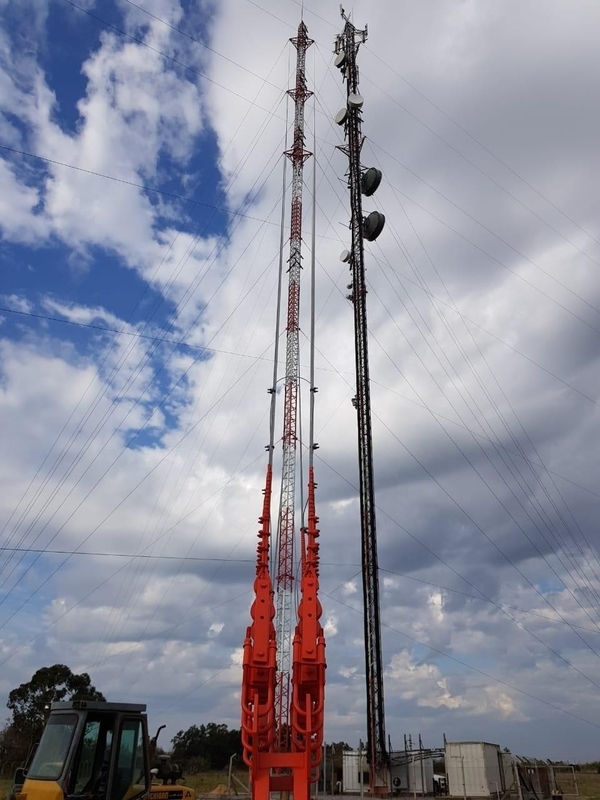 Telecommunication Steel Galvanized Guyed Tower With Brackets And Lightning Rod
