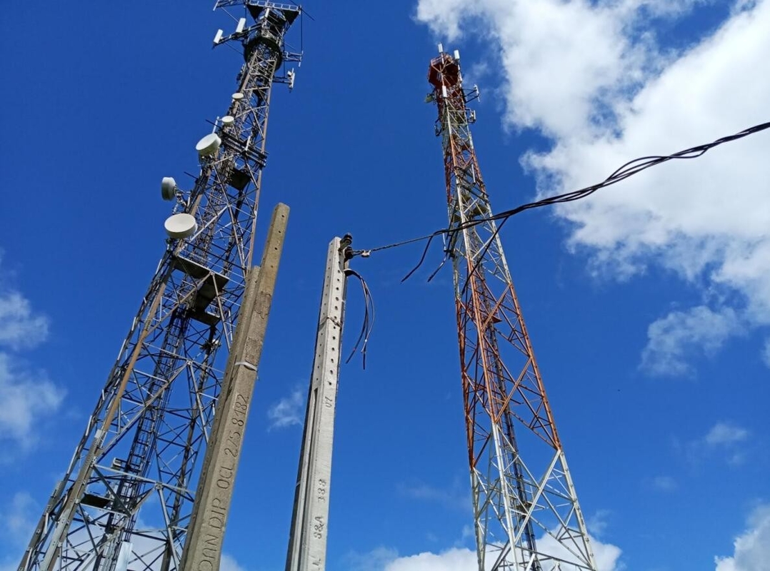 Transmission Line Tubular Steel Telecom Tower For Construction Site